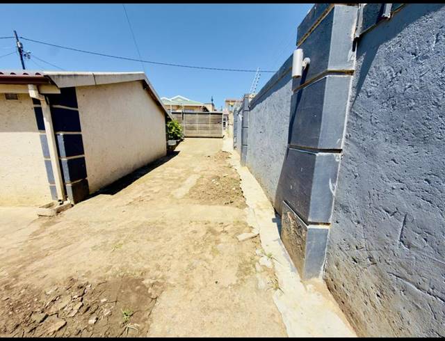 2 BEDROOM HOUSE FOR SALE IN KWAMASHU